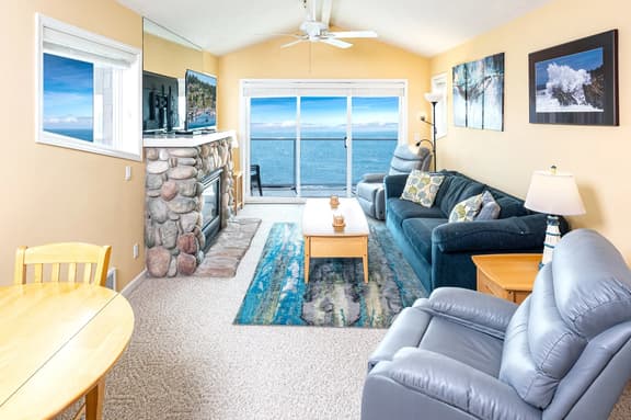 Whalers Loft, Oceanfront Balcony & Pool - Image 1