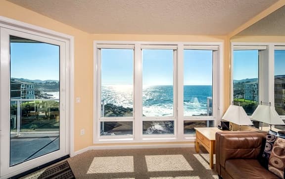 Surf Song Condo, Pool, Spa & Whale Watching, 3-Bed - Image 1