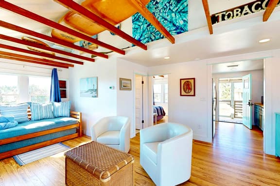 Coastal Cottage, Sandy Backyard & Steps to Beach - Image 1
