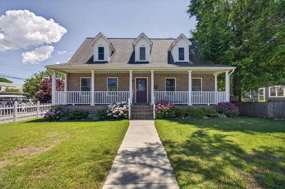 Ocean Breeze Home, Close to Beach, Shops & Park - Image 1